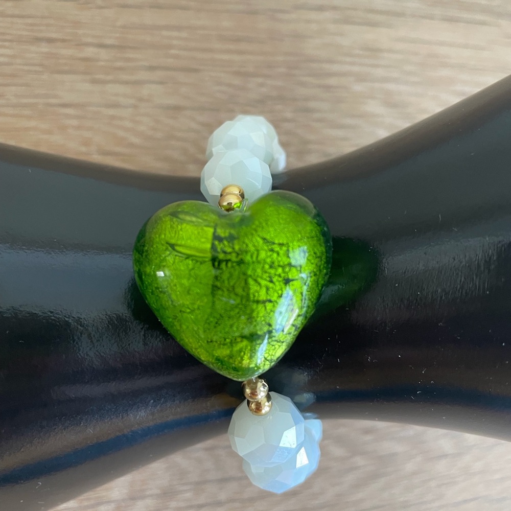 HAND CRAFTED BRAT GREEN FOIL HEART STRETCHY BRACELET White Iridescent Beads Gold